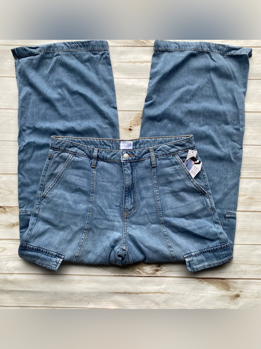 Time & Tru high rise wide leg cargo jeans light wash contour stitching NEW 12